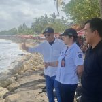 Foto Istimewa Sesi Tiga: Plt Kadisparda Badung Ni Kadek Ari Armaeni didampingi Kepala UPTD Kuta, Wayan Somer saat memantau langsung Pelatihan Operasional Jet Ski sesi tiga di Pantai Kuta.