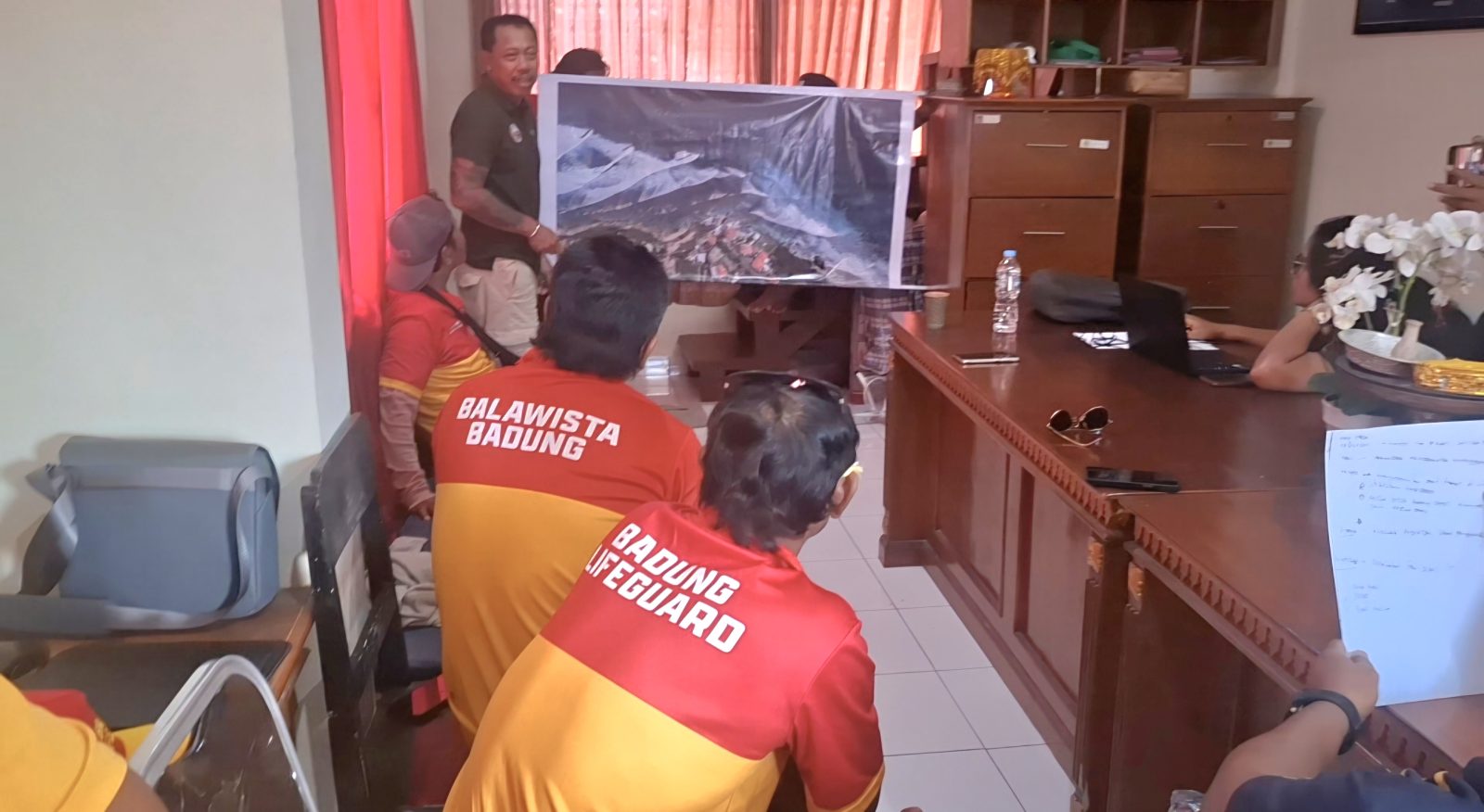 Foto Istimewa Medan Ekstrem: Kepala UPTD Penyelamatan Wisatawan Kecamatan Kuta, Wayan Somer saat menjelaskan tentang karakter ombak Uluwatu yang dikenal ganas dan ekstrem.