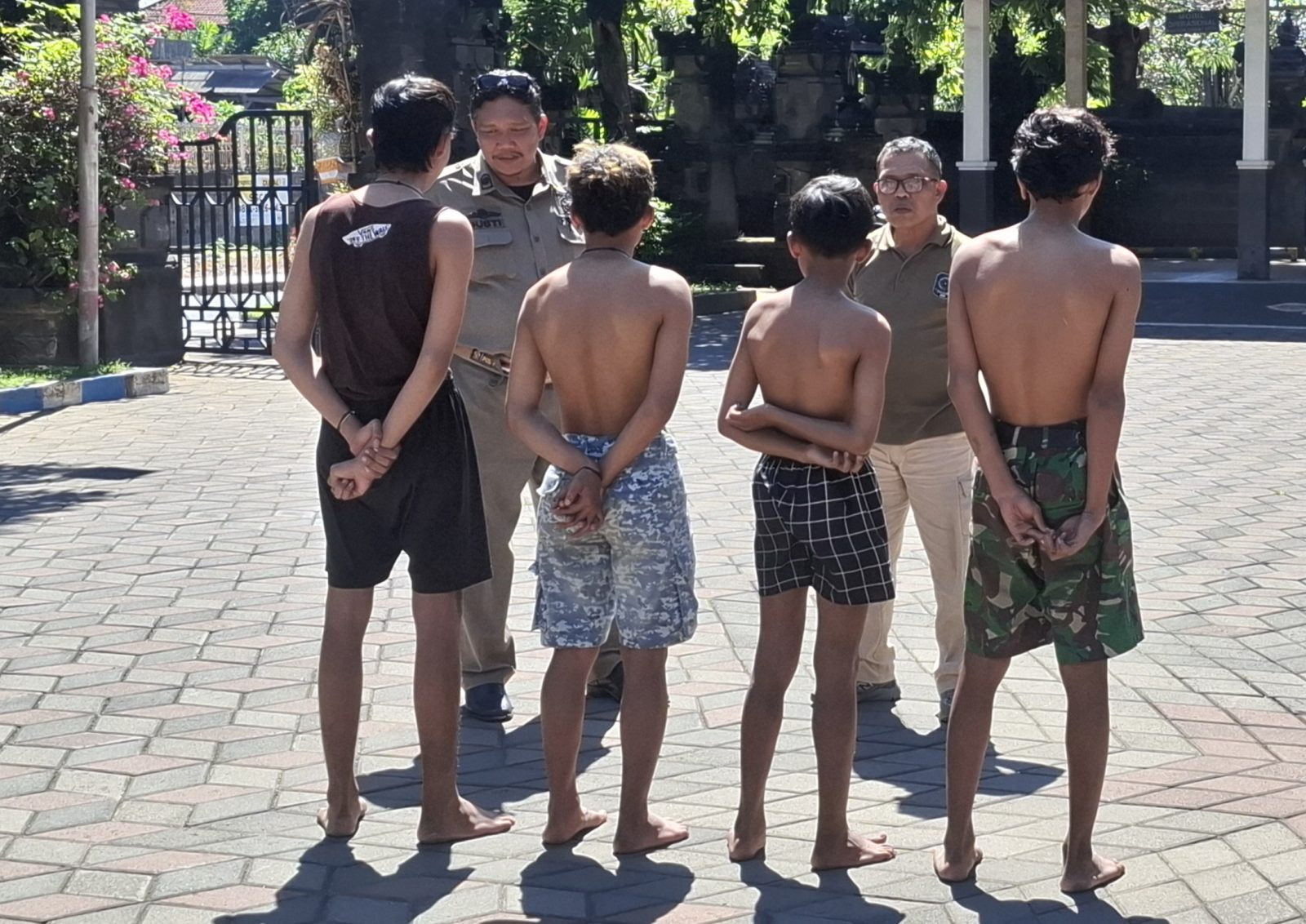Foto Istimewa Kerja: Empat remaja asal Pasuruan menjalani pendataan di Satpol PP Badung setelah diamankan karena mengemis di kawasan Legian usai gagal memperoleh pekerjaan akibat tidak memiliki KTP.