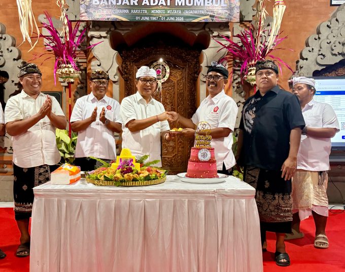 Foto Istimewa Mumbul: Bupati Badung I Wayan Adi Arnawa menghadiri perayaan HUT ke-59 Banjar Mumbul sekaligus meluncurkan Aplikasi Sistem Krama dan Prajuru Adat Mumbul (Sikap Mumbul) di Balai Banjar Mumbul, Kuta Selatan.