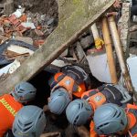 Foto Istimewa Tim SAR gabungan mengevakuasi korban banjir yang ditemukan meninggal dunia di bawah reruntuhan bangunan di Desa Baktiseraga, Kabupaten Buleleng, Jumat (12/6/2026).