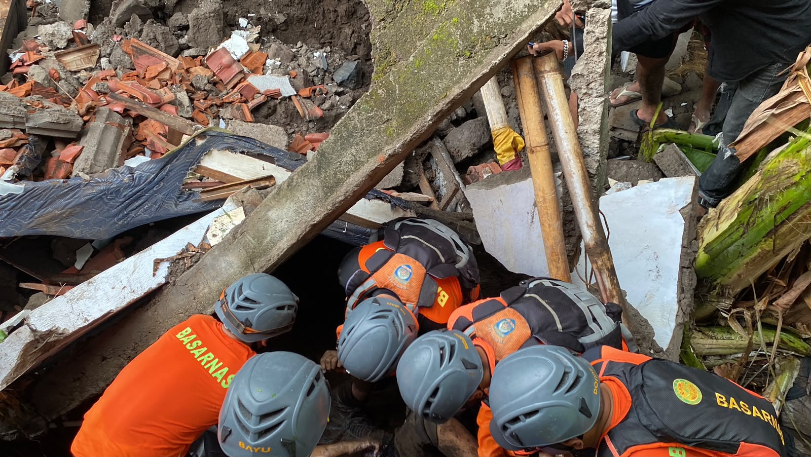 Foto Istimewa Tim SAR gabungan mengevakuasi korban banjir yang ditemukan meninggal dunia di bawah reruntuhan bangunan di Desa Baktiseraga, Kabupaten Buleleng, Jumat (12/6/2026).