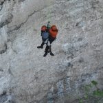 Foto Istimewa Tebing; Dua buruh proyek yang terjebak di bawah tebing setinggi sekitar 100 meter di kawasan Pura Uluwatu, Desa Pecatu, Kuta Selatan.