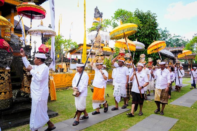 Foto Istimewa Karya: Bupati Badung I Wayan Adi Arnawa bersama jajaran Pemkab Badung melaksanakan persembahyangan dalam rangkaian Karya Nyatur Rebah di Pura Lingga Bhuwana dan Pura Beji, Puspem Badung.