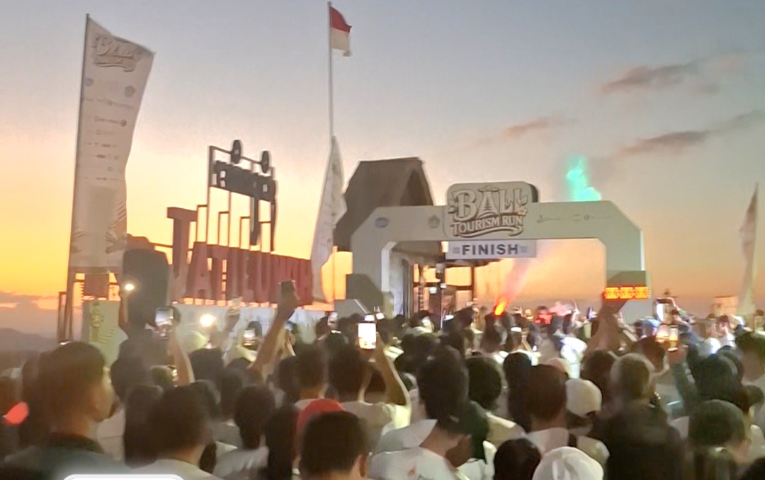 Photo Caption: Enchanting: Thousands of participants take part in Bali Tourism Run 2026 while enjoying the breathtaking panorama of Jatiluwih’s iconic terraced rice fields.