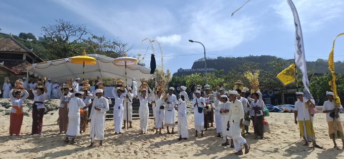 Foto Istimewa Nyegara Gunung: Upacara Nyegara Gunung di Pantai Pandawa serangkaian Karya di Pura Beji, Desa Adat Kutuh.