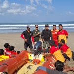 Foto Istimewa: Pelatihan rubber boat yang digelar Lifeguard Badung di tengah gelombang yang cukup tinggi.
