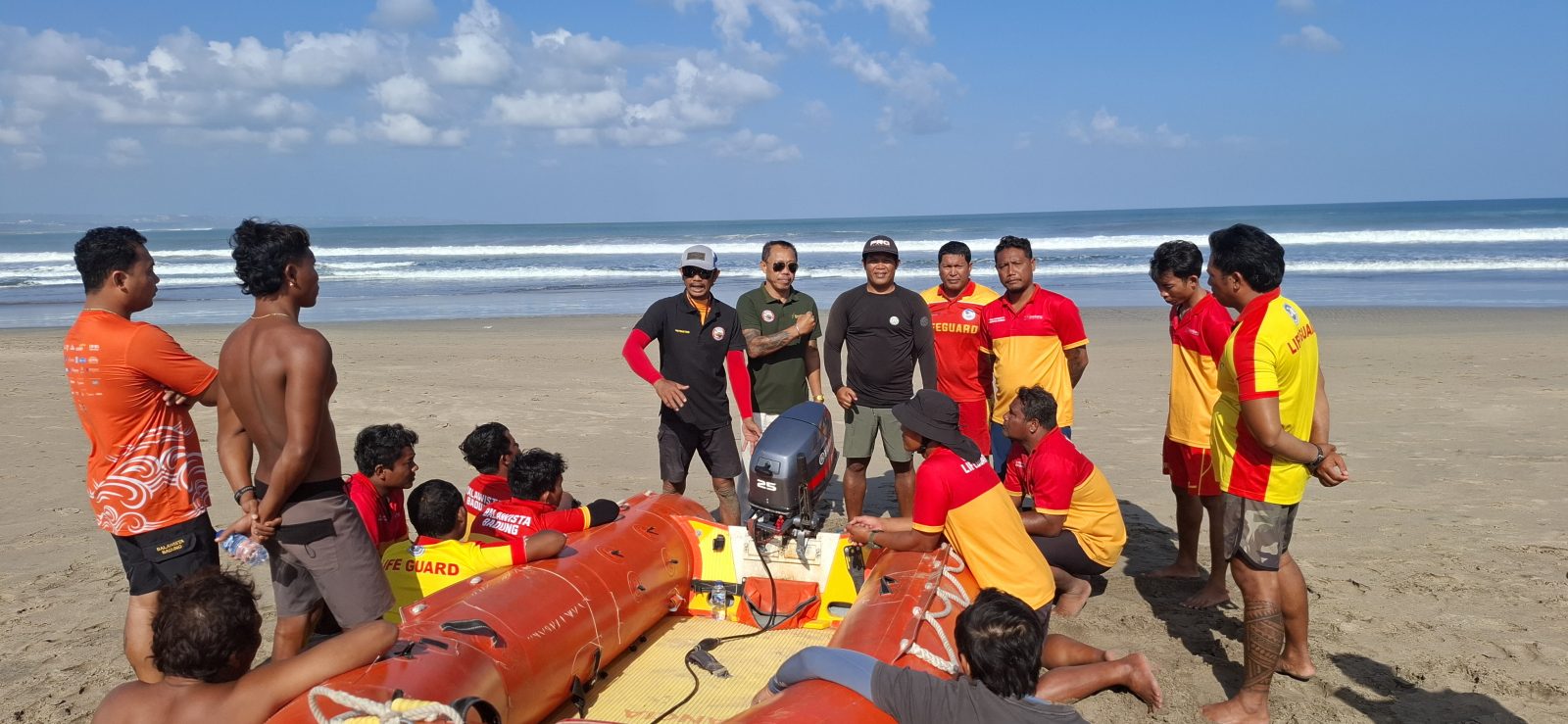 Foto Istimewa: Pelatihan rubber boat yang digelar Lifeguard Badung di tengah gelombang yang cukup tinggi.