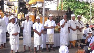 Foto Istimewa Kutuh: Bendesa Adat Kutuh Jro Nyoman Mesir didampingi Perbekel Desa Kutuh, prajuru, dan manggala karya saat memaparkan makna Puncak Karya di Pura Beji serta penataan kawasan dan keberadaan dua sumber mata air baru.