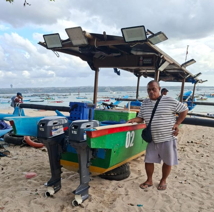 Foto Istimewa Angin Kencang: Ketut Suwala bersama beberapa perahu miliknya yang digunakan nelayan untuk melaut di tengah musim angin timur. Meski cuaca kurang bersahabat, para nelayan tetap berupaya mencari nafkah dengan mengutamakan keselamatan.