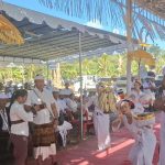 Keceriaan: Keceriaan warga mengiringi prosesi Upacara Nyenuk serangkaian Karya Mamungkah, Ngenteg Linggih lan Padudusan Alit di Pura Beji, Desa Adat Kutuh.