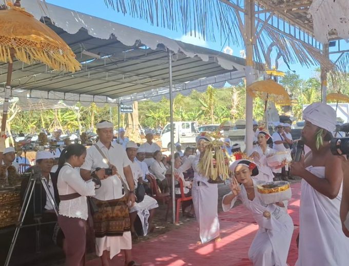 Keceriaan: Keceriaan warga mengiringi prosesi Upacara Nyenuk serangkaian Karya Mamungkah, Ngenteg Linggih lan Padudusan Alit di Pura Beji, Desa Adat Kutuh.