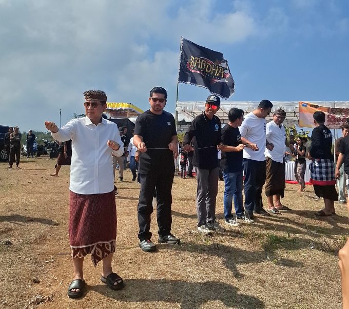 Foto Istimewa Lepas Festival: Bupati Badung menaikkan layang-layang menandai pembukaan Sabdha Kite Festival VI.