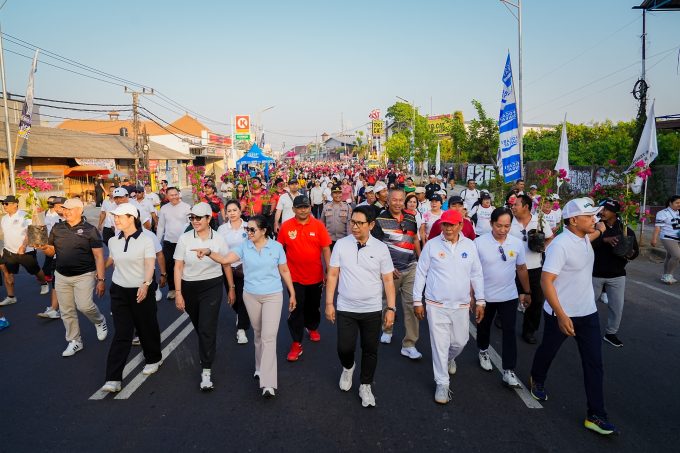 Foto Istimewa Bupati: Bupati Wayan Adi Arnawa saat menghadiri Badung First Car Free Day di sepanjang Jalan Teuku Umar Barat, Kelurahan Kerobokan Kelod, Kecamatan Kuta Utara, Badung, Minggu (30/8).