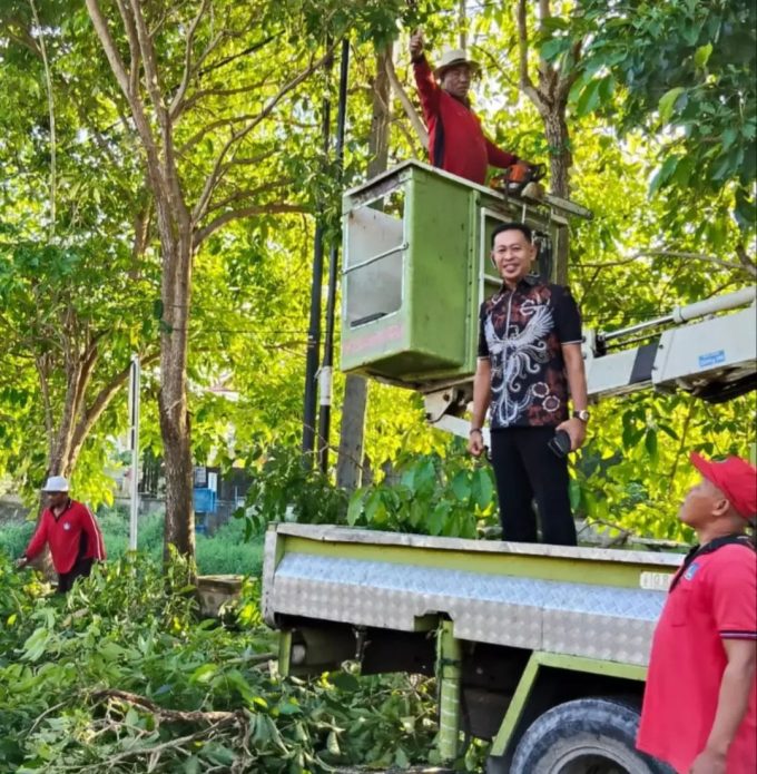 Foto Istimewa: Wayan Puspa Negara saat turun langsung melakukan monitoring di lapangan mensuport jajaran DLHK Badung.