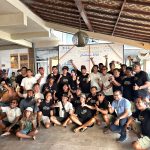 Foto: Istimewa Apresiasi: Perbekel Pecatu I Made Karyana Yadnya berfoto bersama panitia dan peserta saat penutupan Uluwatu Boardrider Ch