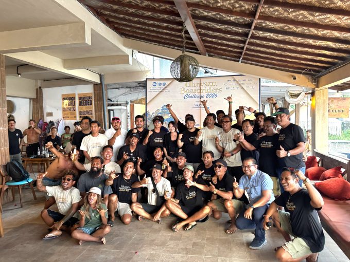 Foto: Istimewa Apresiasi: Perbekel Pecatu I Made Karyana Yadnya berfoto bersama panitia dan peserta saat penutupan Uluwatu Boardrider Ch
