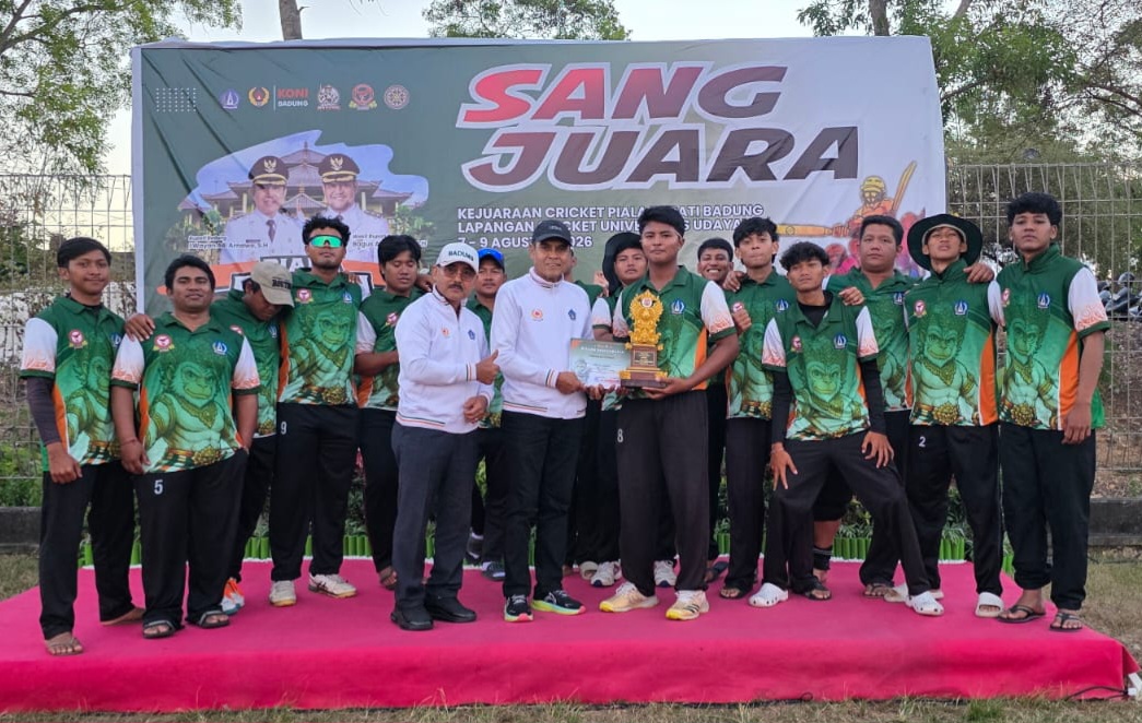 Foto Istimewa Kriket Piala Bupati: Suasana penutupan dan penyerahan hadiah turnamen kriket Piala Bupati Badung di lapangan Kriket Unud, Jimbatan.