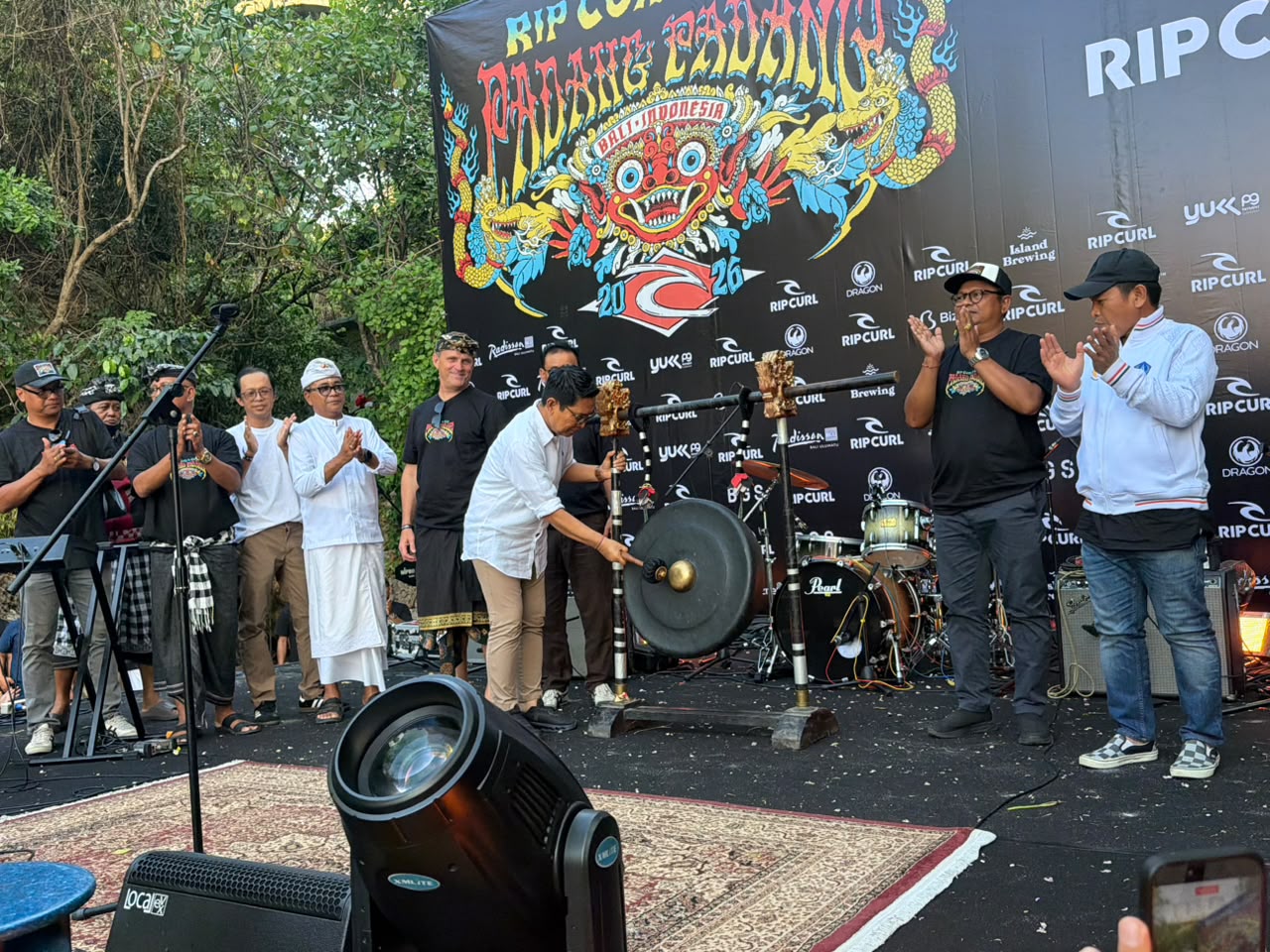 Foto Istimewa Rip Curl: Bupati Badung, Wayan Adi Arnawa membuka Rip Curl Cup Ke-23.