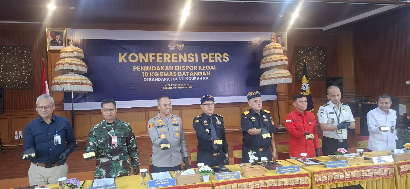 Foto Istimewa Bea Cukai: Bea Cukai Ngurah Rai bersama jajaran terkait saat menunjukkan barang bukti emas yang berhasil digagalkan saat hendak diselundupkan ke luar Bali.