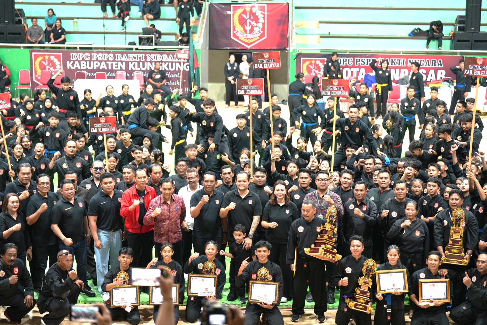 Foto Istimewa Silat: Wakil Bupati Badung Bagus Alit Sucipta saat menutup Kejuaraan Pencak Silat Bakti Negara Cup I Tahun 2026 di GOR Purna Krida Kerobokan.