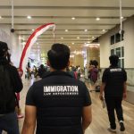 Foto Istimewa Asusila: WNA Asutralia llĺPelaku dugaan tindakan asusila di Berawa saat dipulangkan ke negaranya melalui Bandara Ngurah Rai.