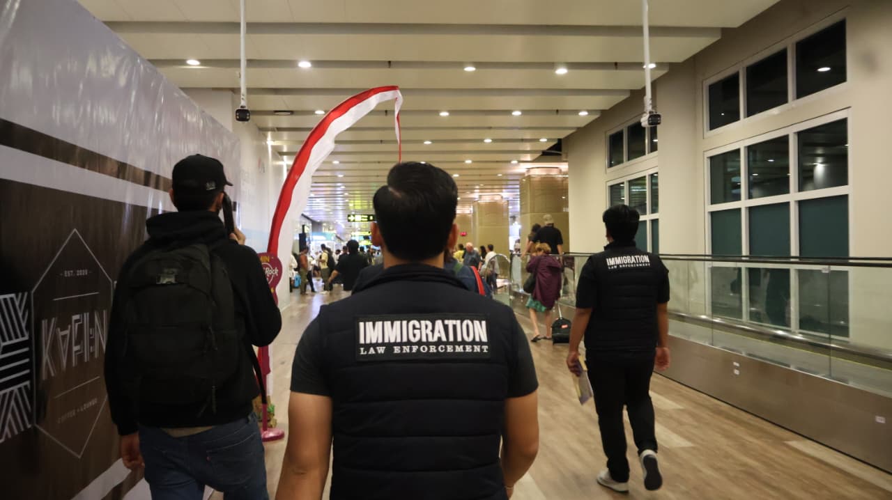 Foto Istimewa Asusila: WNA Asutralia llĺPelaku dugaan tindakan asusila di Berawa saat dipulangkan ke negaranya melalui Bandara Ngurah Rai.