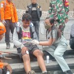 Foto Istimewa Tersesat: Dua pendaki yang tersesat di Gunung Agung saat ditemukan Tim SAR Gabungan.