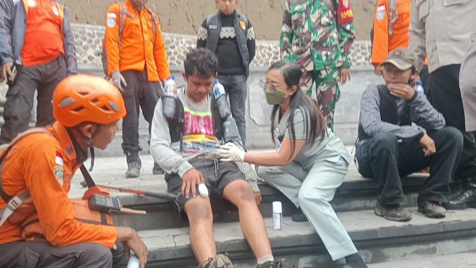 Foto Istimewa Tersesat: Dua pendaki yang tersesat di Gunung Agung saat ditemukan Tim SAR Gabungan.