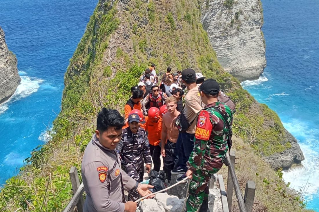 Foto: Istimewa WNA: Tim SAR berjibaku mengevakuasi WNA Australia yang jatuh sekitar 80 meter di tebing Kelingking Beach, Nusa Penida.
