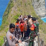 Foto: Istimewa WNA: Tim SAR berjibaku mengevakuasi WNA Australia yang jatuh sekitar 80 meter di tebing Kelingking Beach, Nusa Penida.