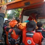Foto: Istimewa Tim SAR: Tim SAR saat mengevakuasi Farul yang ditemukan meninggal dunia setelah diduga terpeleset dan jatuh ke dalam sungai.