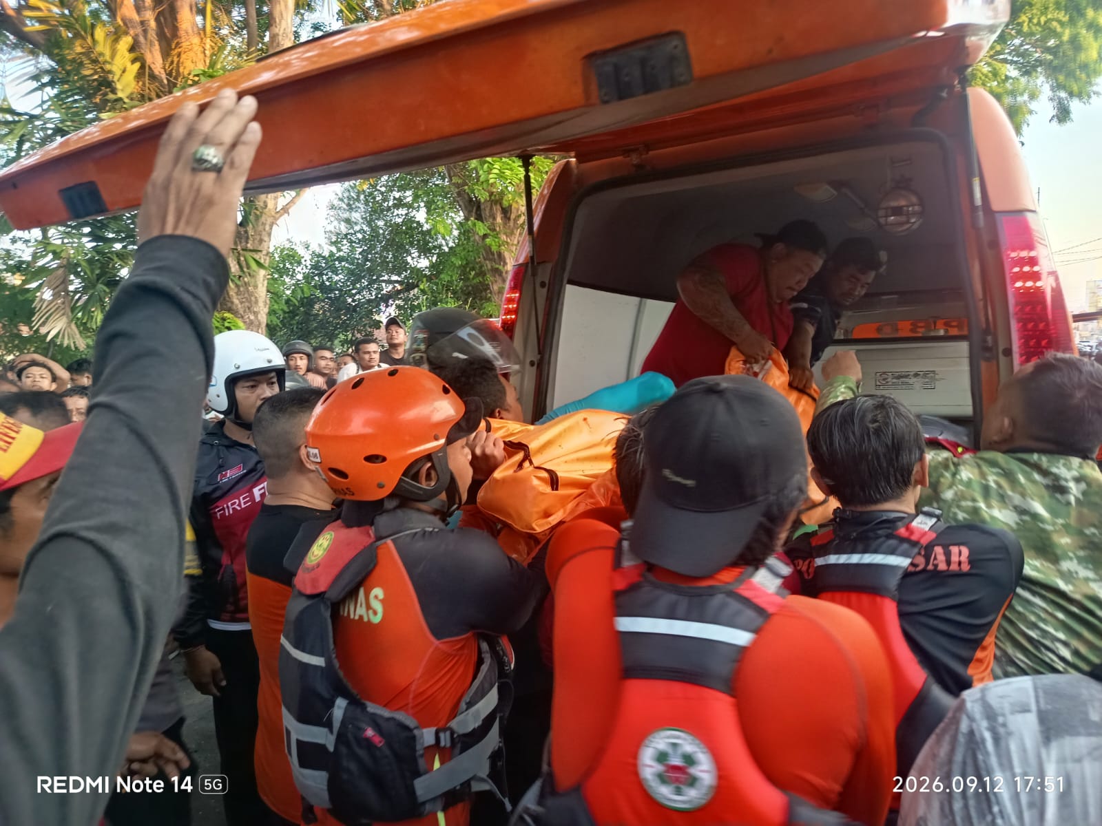 Foto: Istimewa Tim SAR: Tim SAR saat mengevakuasi Farul yang ditemukan meninggal dunia setelah diduga terpeleset dan jatuh ke dalam sungai.