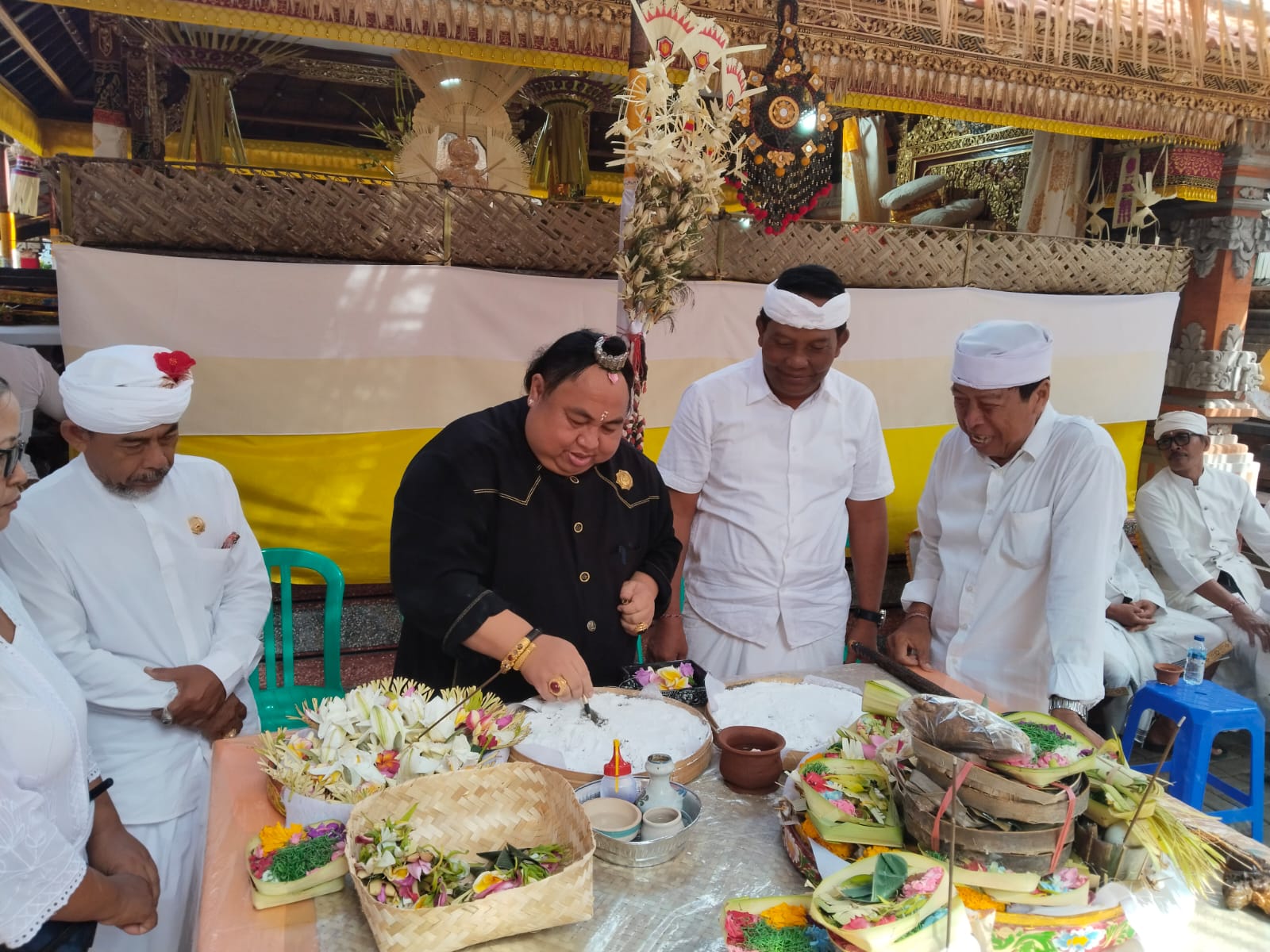 Foto Istimewa Doa Restu: Ketua DPRD Badung, I Gusti Anom Gumanti, yang sekaligus Pengrajeg Karya dan Pelingsir Arya Wang Bang Pinatih Temacun, Kuta, saat memohon doa restu kepada seluruh semeton dan masyarakat agar seluruh rangkaian upacara dapat berjalan lancar dan paripurna.