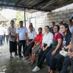 Foto Istimewa Bantuan: Ketua K3S Kabupaten Badung, Nyonya Rasniathi Adi Arnawa, saat meninjau lokasi kebakaran sekaligus menyerahkan bantuan sembako dan modal usaha kepada Ni Made Karmi, korban kebakaran warung di Banjar Trijata, Desa Adat Mambal, Abiansemal.