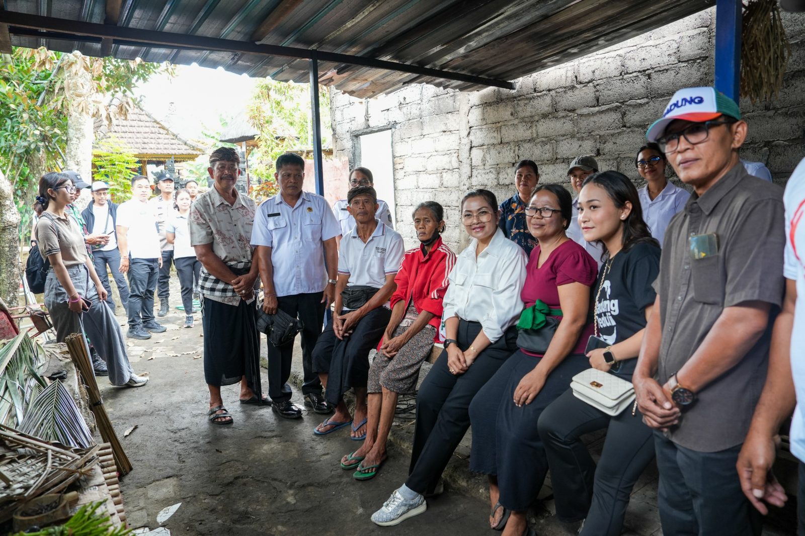 Foto Istimewa Bantuan: Ketua K3S Kabupaten Badung, Nyonya Rasniathi Adi Arnawa, saat meninjau lokasi kebakaran sekaligus menyerahkan bantuan sembako dan modal usaha kepada Ni Made Karmi, korban kebakaran warung di Banjar Trijata, Desa Adat Mambal, Abiansemal.